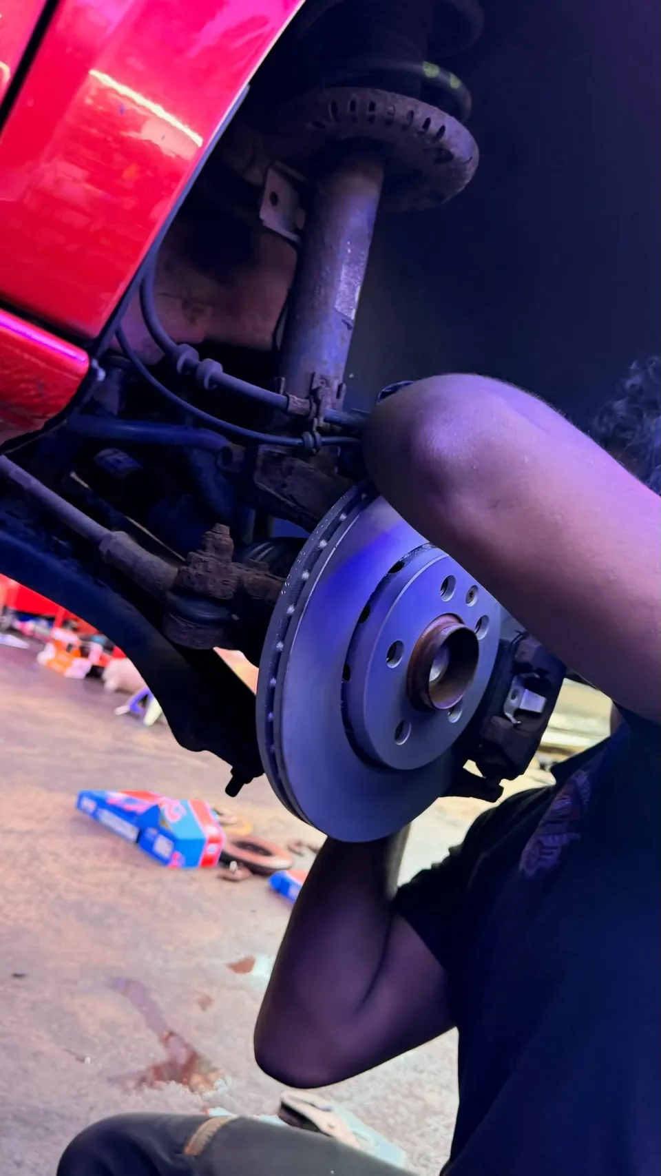 Brake disc and suspension with the wheel off on the ramp